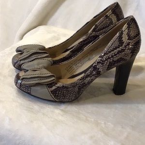 Gray snakeskin with bow Naturalizer N5 COMFORT heels size 6